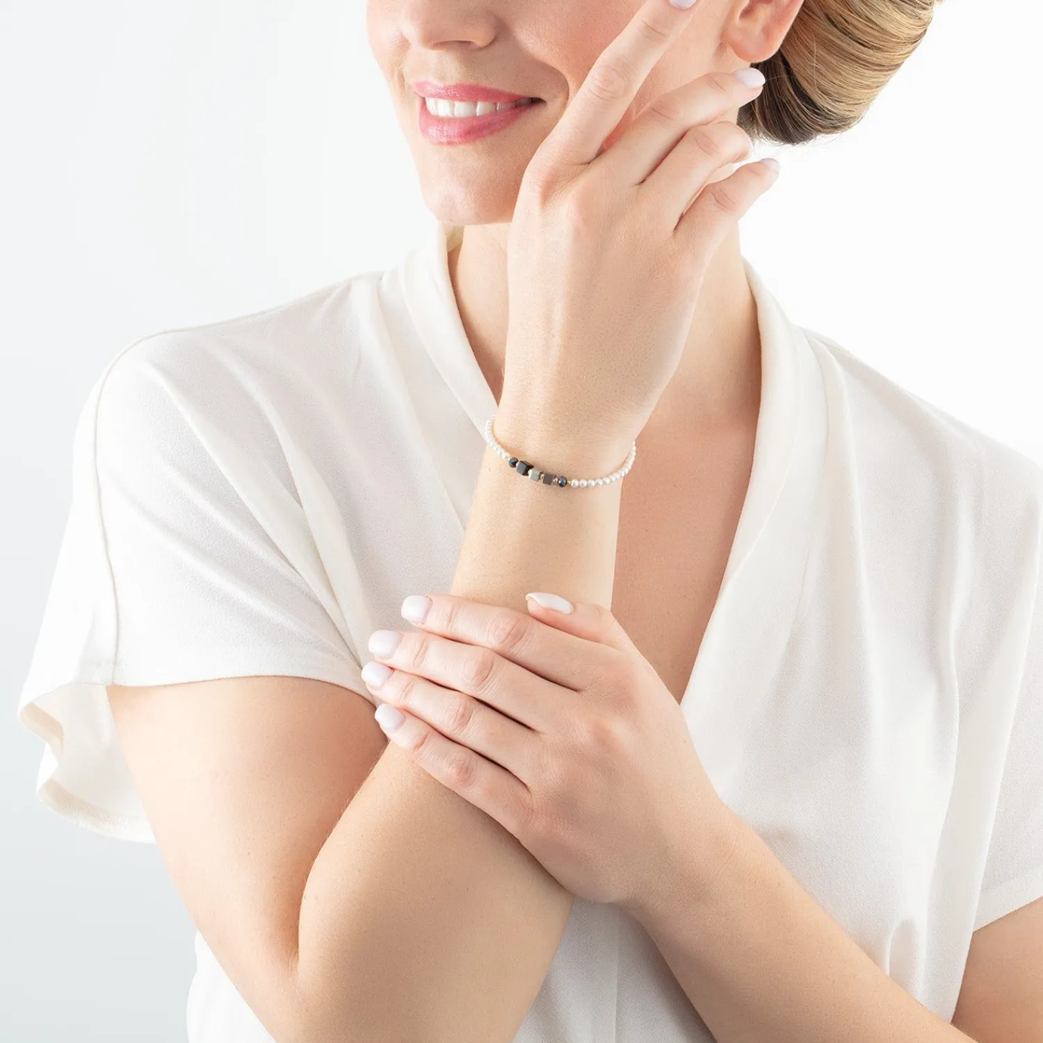 armband_princess_pearls___1-5.webp COEUR DE LION Armband Princess Pearls & Cubes Gold-Schwarz- Kristallarmbänder