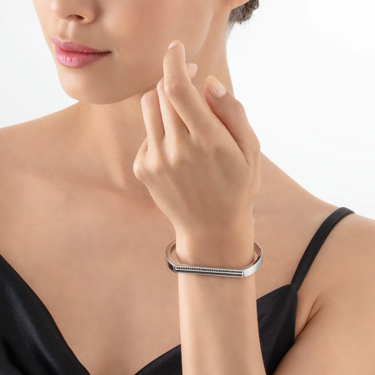 armreif_mit_quadratischen_2-9.webp COEUR DE LION Armreif mit quadratischen Streifen, silber-schwarz- Kristallarmbänder