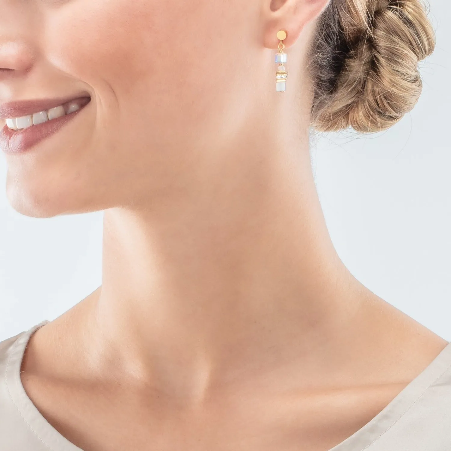 mini_cubes_ohrringe_gold__2.webp COEUR DE LION Mini Cubes Ohrringe Gold Weiß- Hochzeit