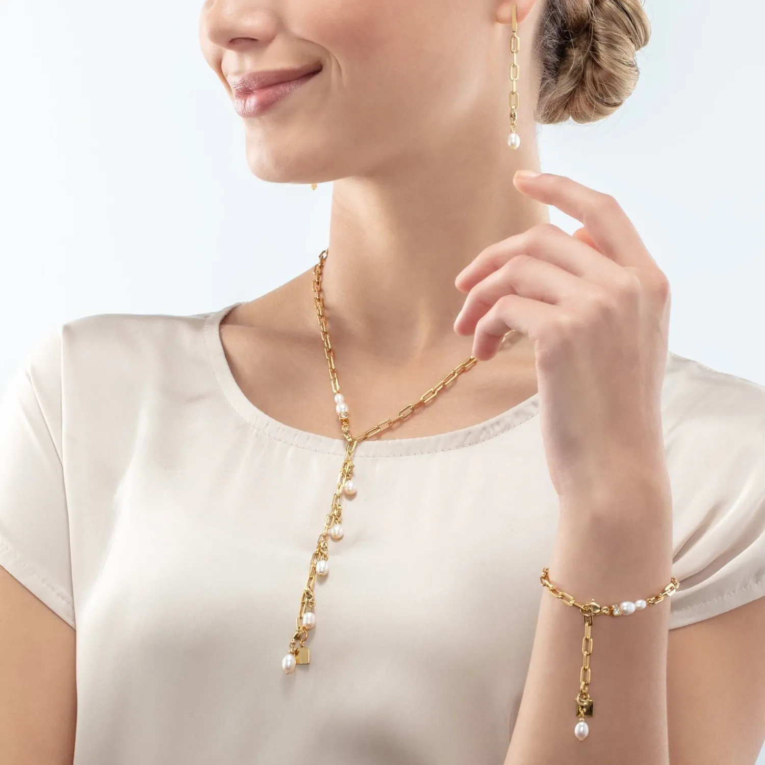 modernes_kettenarmband_mi_2.webp COEUR DE LION Modernes Kettenarmband mit Süßwasserperlenanhängern in Gold- Hochzeit