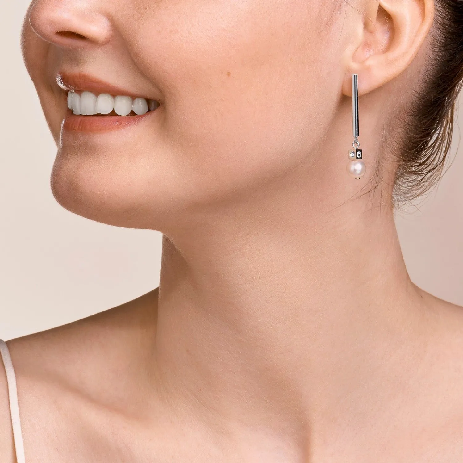 ohrringe_asymmetrie_swass_2.webp COEUR DE LION Ohrringe Asymmetrie Süßwasserperlen & Edelstahl Weiß-Silber- Hochzeit