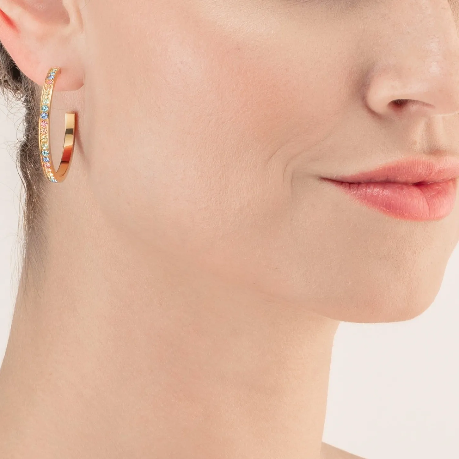 ohrringe_creolen__edelsta_1-4.webp COEUR DE LION Ohrringe Creolen 35 Edelstahl & Kristalle Gold Multi Pastell- Coeur Essentials