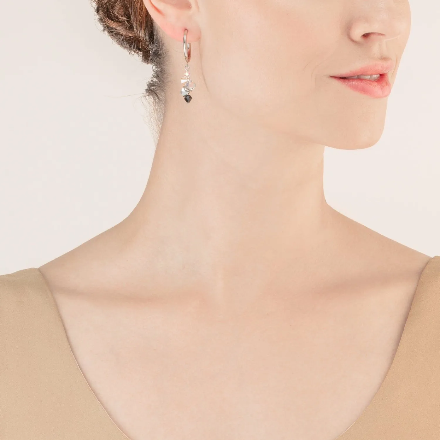 tanzende_kristalle_ohrrin_2-1.webp COEUR DE LION Tanzende Kristalle Ohrringe Silber Schwarz- Kristallohrringe